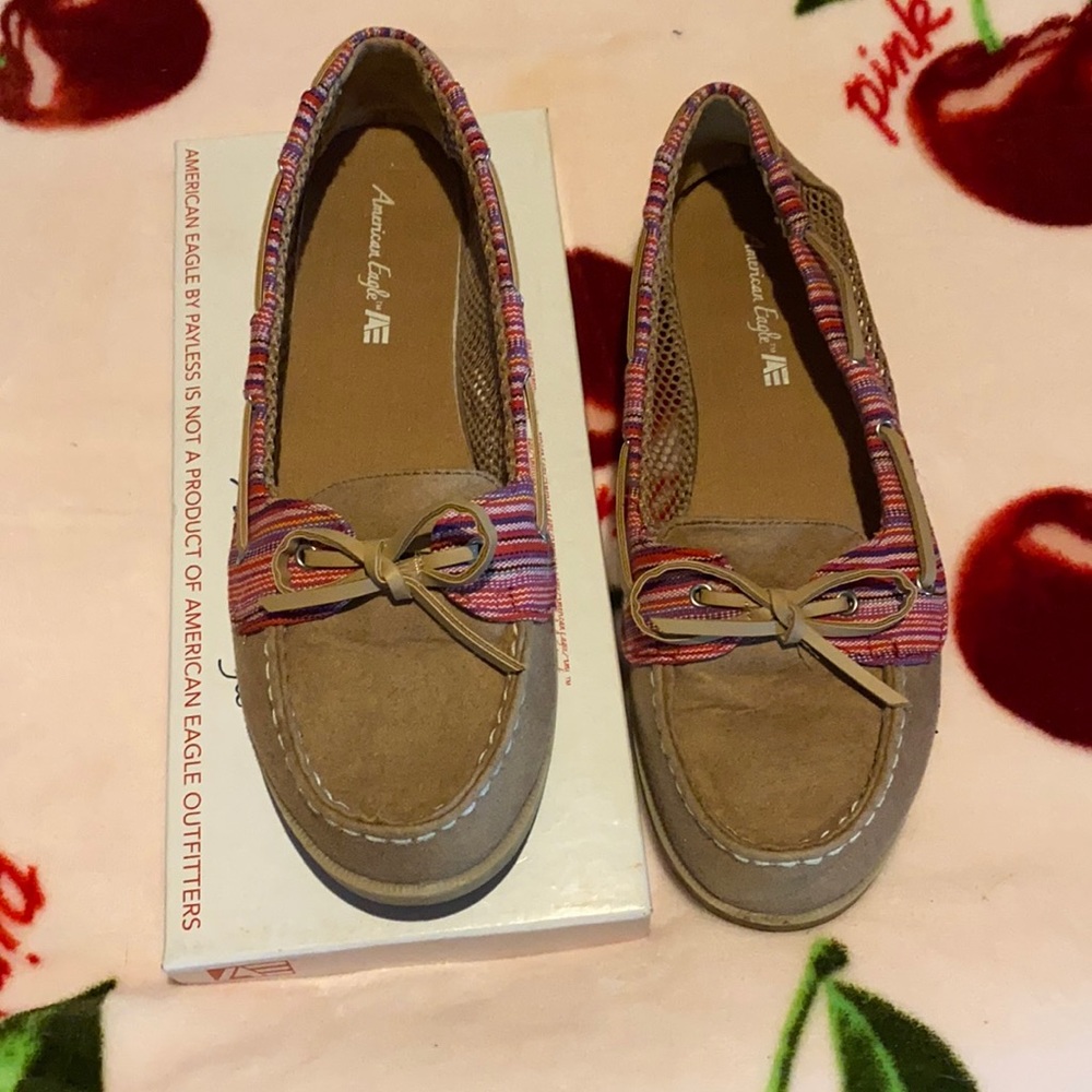 Size 9 tan/stripe American eagle sperrys
